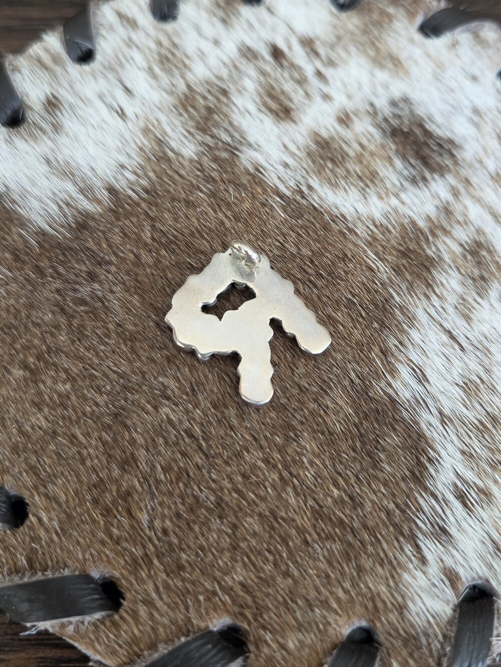 White Buffalo R Pendant - Picture 2 of 3
